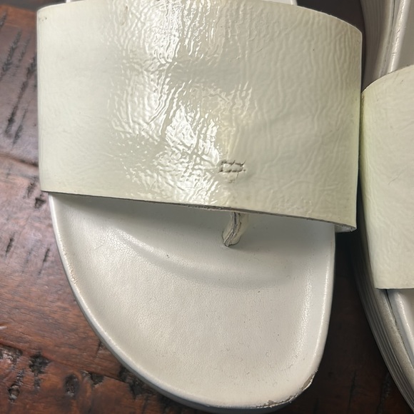 Donald Pilner Designer Sandals, white and cream, Size 7.5 - Picture 3 of 9